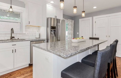 West Plaza House | Classy Bell in West Plaza 30 Day Minimum