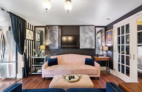 Downtown Vancouver Apartment | Classy Couve Walkable Downtown Apartment