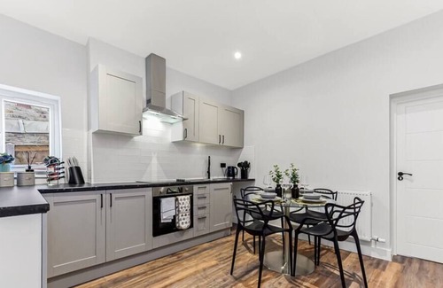 Crofton Park Apartment | Classy, Cozy 5BD House in London