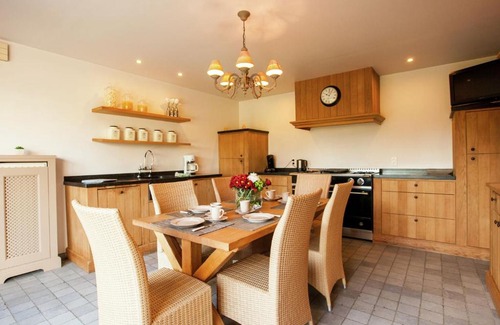 Zedelgem House | Classy Holiday Home in Aartrijke with Private Swimming Pool