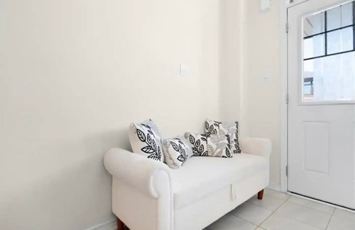 Hagersville House | Classy Home Near Beach & Airportnn