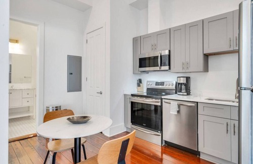 East Riverside Apartment | Classy Magazine St Apartment | Parking + Laundry