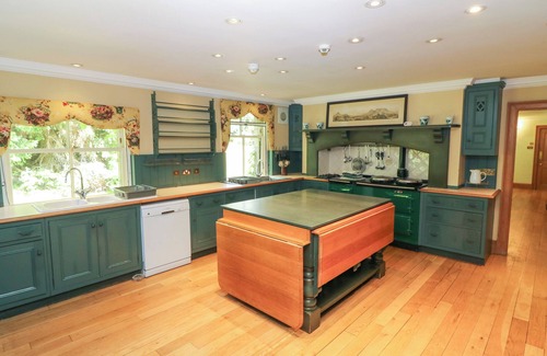 Ballater Cottage | CLAYBOKIE, family friendly, with open fire in Braemar
