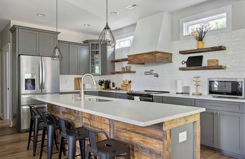 Clayton House | Clayton 3BR Modern Farmhouse & Downtown Sleeps 8