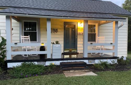 Swepsonville Apartment | Clayton's 1910 Restored Mill House-near Burlington
