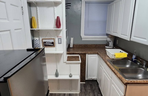 Rockford Apartment | Clean 2-bedroom apartment with WiFi, located on the northwest side of Rockford.