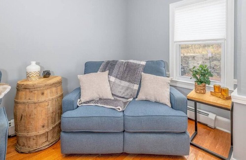 East Bayside Apartment | Clean 2 Bedroom Close To Downtown Old Port