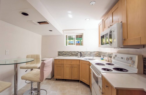 Burnaby House | Clean 4 bedroom Suite at Burnaby Metrotown Neighbourhood