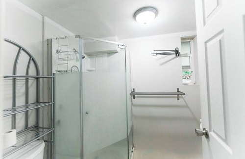 Burnaby House | Clean 4 bedroom Suite at Burnaby Metrotown Neighbourhood