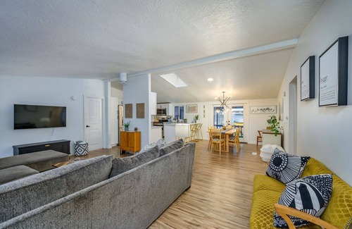 Three Rivers House | Clean and Bright Home with River Access, Kayaks and Bikes. Close to Mt Bachelor.