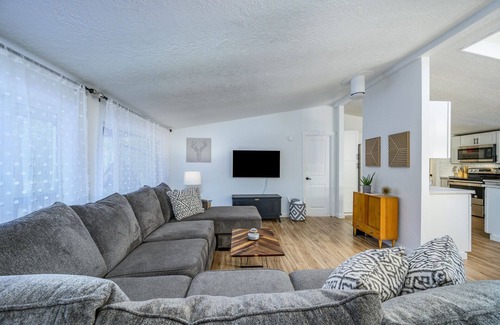 Three Rivers House | Clean and Bright Home with River Access, Kayaks and Bikes. Close to Mt Bachelor.