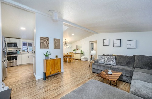 Three Rivers House | Clean and Bright Home with River Access, Kayaks and Bikes. Close to Mt Bachelor.