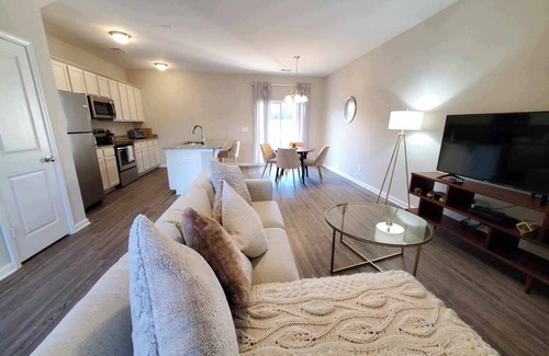 St. Andrews House | Clean and comfortable townhome with parking in Columbia