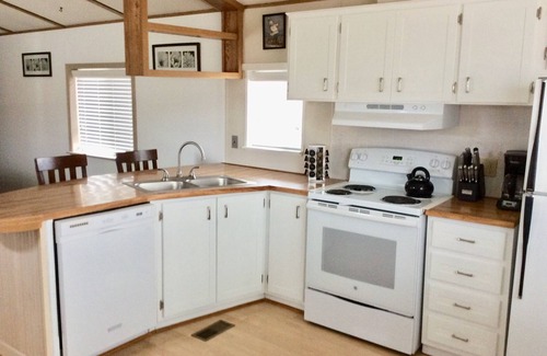 Stanley House | Clean and Cozy Home Away from Home!