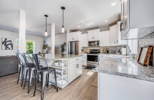Central Tacoma House | Clean and Modern Central Tacoma Escape