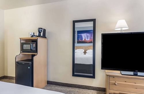 Palm Valley Hotel | Clean and Modern Unit, Pool, Parking, Breakfast, Free Wifi