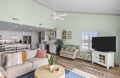 Indian Beach Condo | Clean beachfront condo with ocean view, washer/dryer, AC, & on-site pool