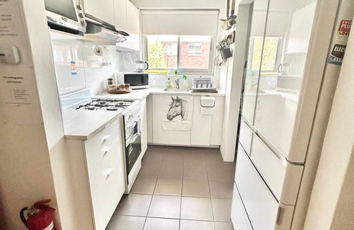 Hillsdale Apartment | Clean,bright apartment & CARPORT close to: beach, airport, CBD