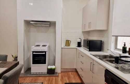 Wollongong CBD Apartment | Clean CBD home w/parking, Wi-Fi, AC, near hospital & stadium