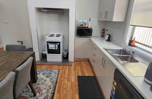 Wollongong CBD Apartment | Clean CBD home w/parking, Wi-Fi, AC, near hospital & stadium