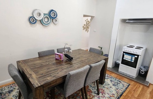 Wollongong CBD Apartment | Clean CBD home w/parking, Wi-Fi, AC, near hospital & stadium