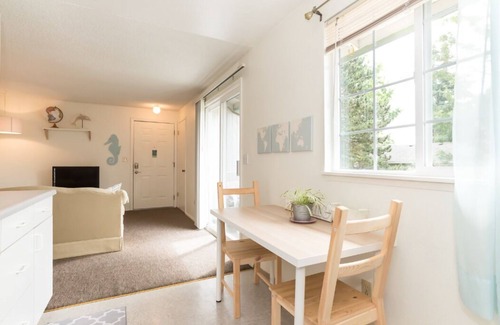 Kent Apartment | Clean, Charming, Convenient & Centrally located in Kent