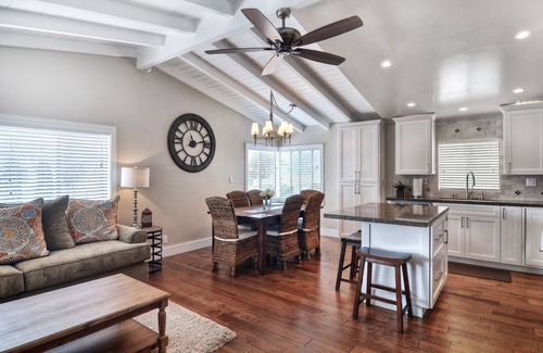Corona del Mar Condo | Clean & Close to Beach & Village with A/C-Loft & Garage