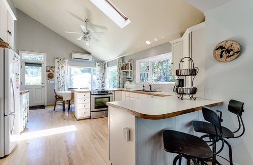 Amazon Other | Clean comfortable home near campus, 10 minute walk to Hayward Field