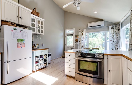 Amazon Other | Clean comfortable home near campus, 10 minute walk to Hayward Field