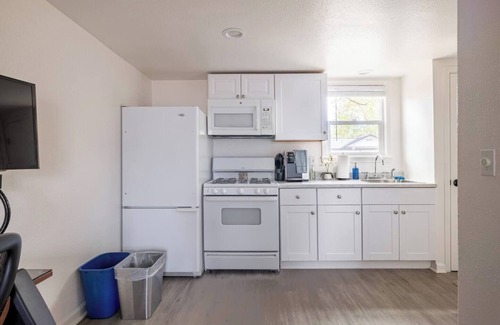 Santa Rosa Cottage | Clean Comfy Cottage Downtown