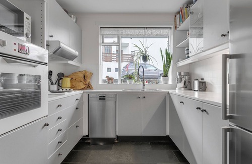 Hliðar Apartment | Clean & Cosy Home in Trendy Quiet Green area of Reykjavik. Free private parking