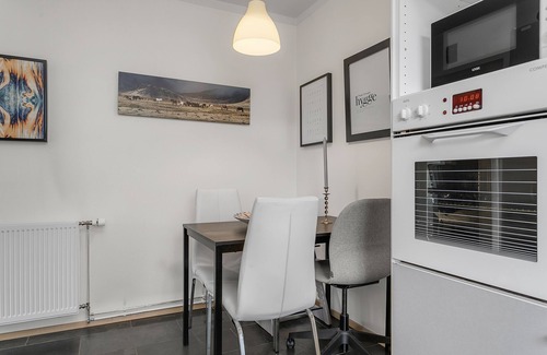 Hliðar Apartment | Clean & Cosy Home in Trendy Quiet Green area of Reykjavik. Free private parking