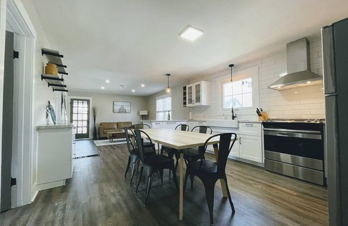 Crystal Beach Cottage | Clean Cottage minutes from the beach and other local beach town amenities.