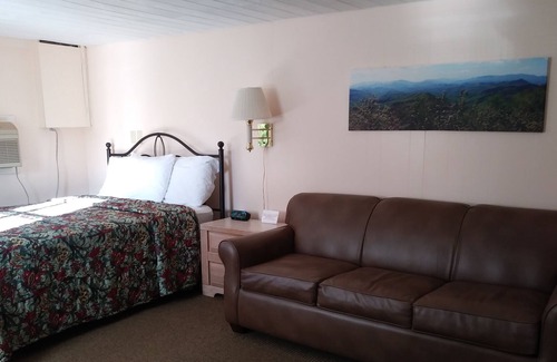 Bryson City Cottage | Clean Cottage on the River in Bryson City, NC. Fish & grill your catch here!