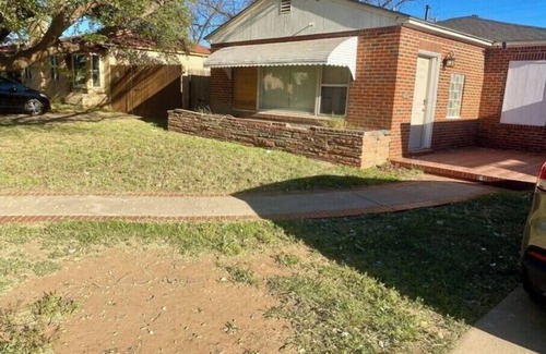 Heart of Lubbock House | Clean & Cozy 3 Bedroom/2 Bathroom Brick house Near TTU & UMC