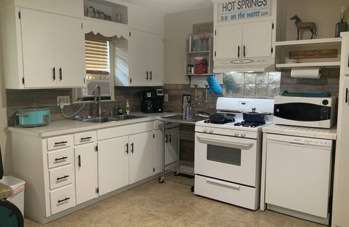 Hot Springs House | Clean Cozy Bungalow on THE BACK STRETCH Close to Oaklawn Racing and Casino