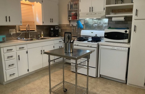 Hot Springs House | Clean Cozy Bungalow on THE BACK STRETCH Close to Oaklawn Racing and Casino