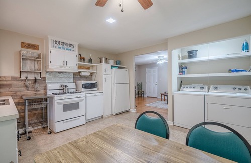 Hot Springs House | Clean Cozy Bungalow on THE BACK STRETCH Close to Oaklawn Racing and Casino