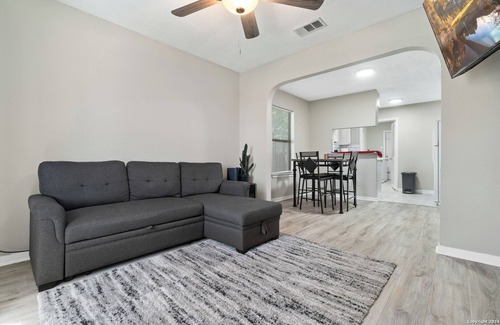 Arena District House | Clean Cozy Home Near Downtown & Riverwalk - Sleeps 10!