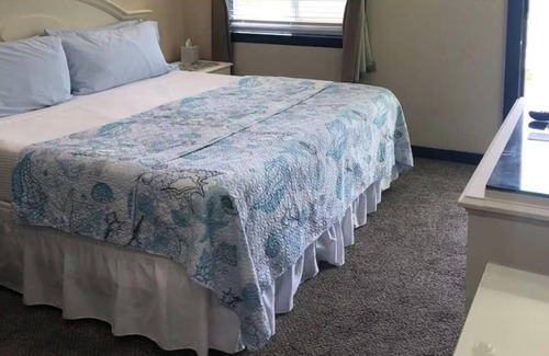 Buzzards Bay Hotel | Clean & Cozy King Room in Buzzards Bay available weeky
