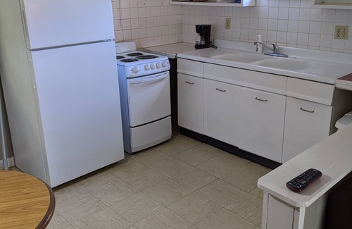 Cadiz Cabin | Clean, full kitchen, stand alone cabin adjoining Lake Barkley State Park