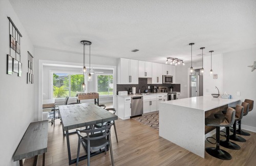 Venice Gardens House | CLEAN! Heated Pool! Close Beaches! Pet OK! CLEAN! Renovated!