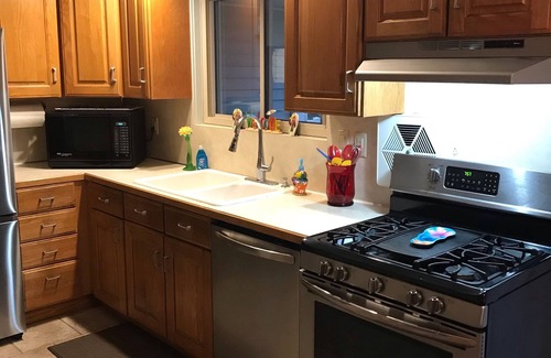 Beachwood-Bluffton House | CLEAN ~Lake Michigan Sandy Beach Access~ Pet Friendly ~ Hot tub ~ Sleeps 10