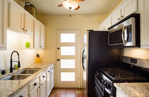 Samos House | Clean Modern Centrally Located Home - 5 mins to UofA & Downtown