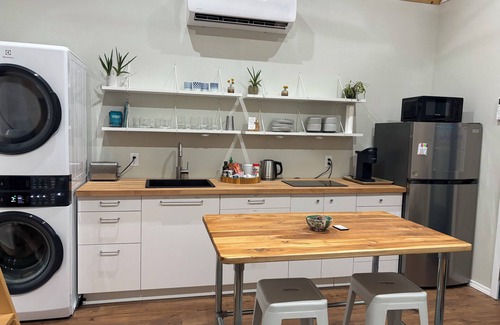 Hyde Park House | Clean, modern guesthouse located in a central Austin.