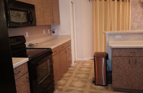 Fellowship House | CLEAN Modern home, 3 bedrms, 1 double-sink bathrm, 65" TV & 3 couches