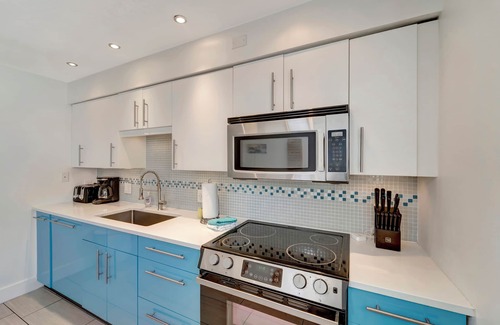 Siesta Key House | Clean Modern Townhouse, Steps From PRIVATE Beach, heated pool, shuffle board