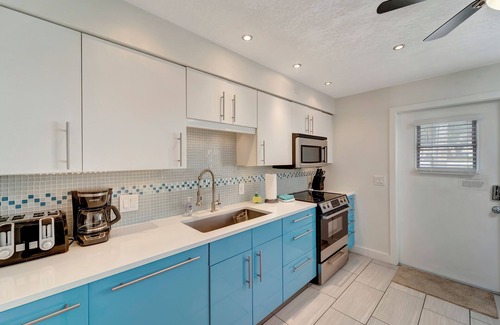 Siesta Key House | Clean Modern Townhouse, Steps From PRIVATE Beach, heated pool, shuffle board