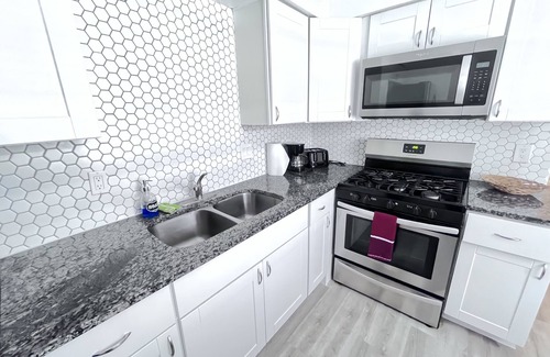 Albuquerque Apartment | Clean remodeled 2 br apt near hospitals, UNM, stadium, airport, AFB and I-25