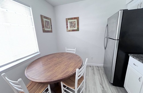 Albuquerque Apartment | Clean remodeled 2 br apt near hospitals, UNM, stadium, airport, AFB and I-25